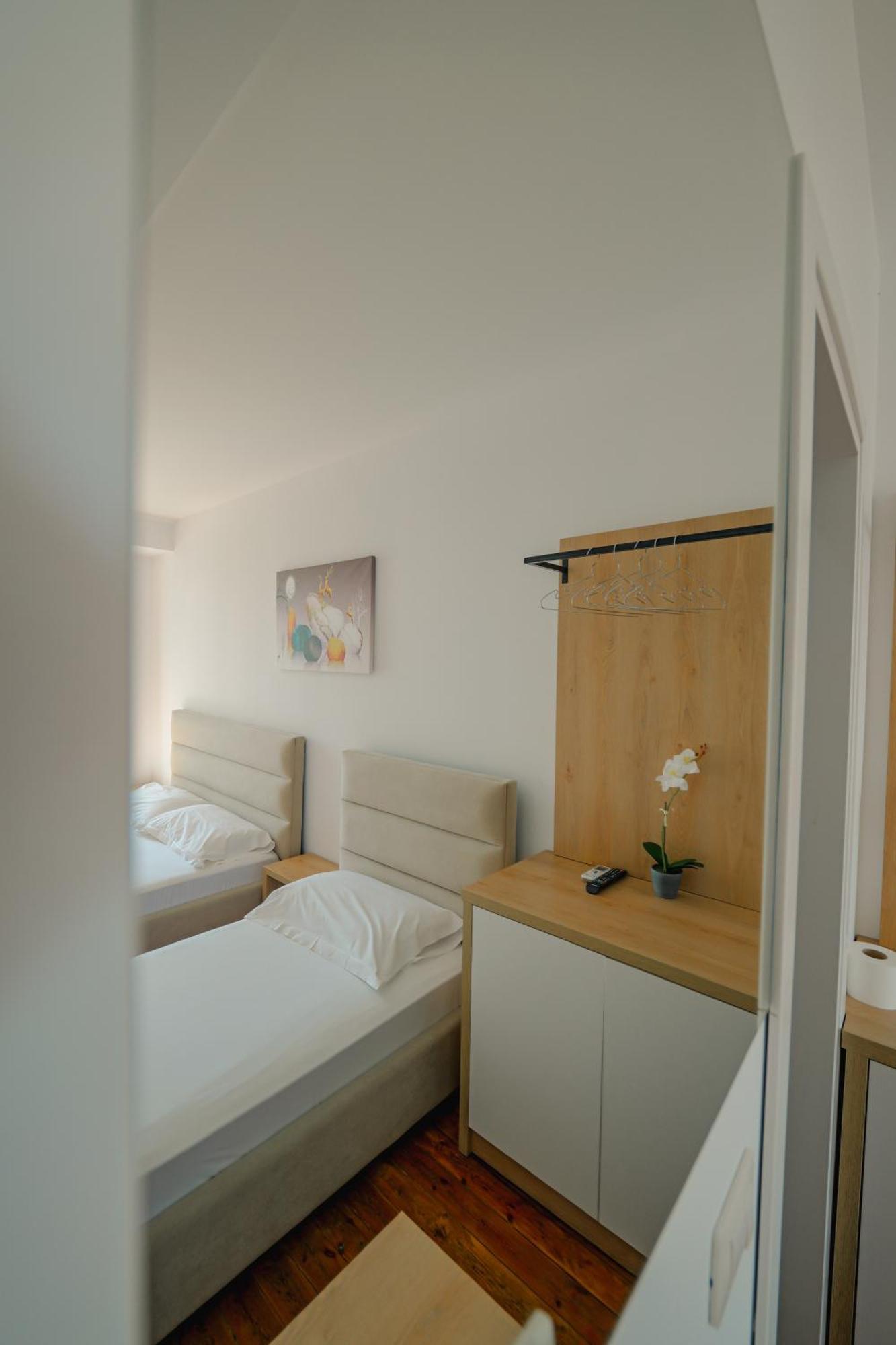 Hotel Summer Sarandë エクステリア 写真