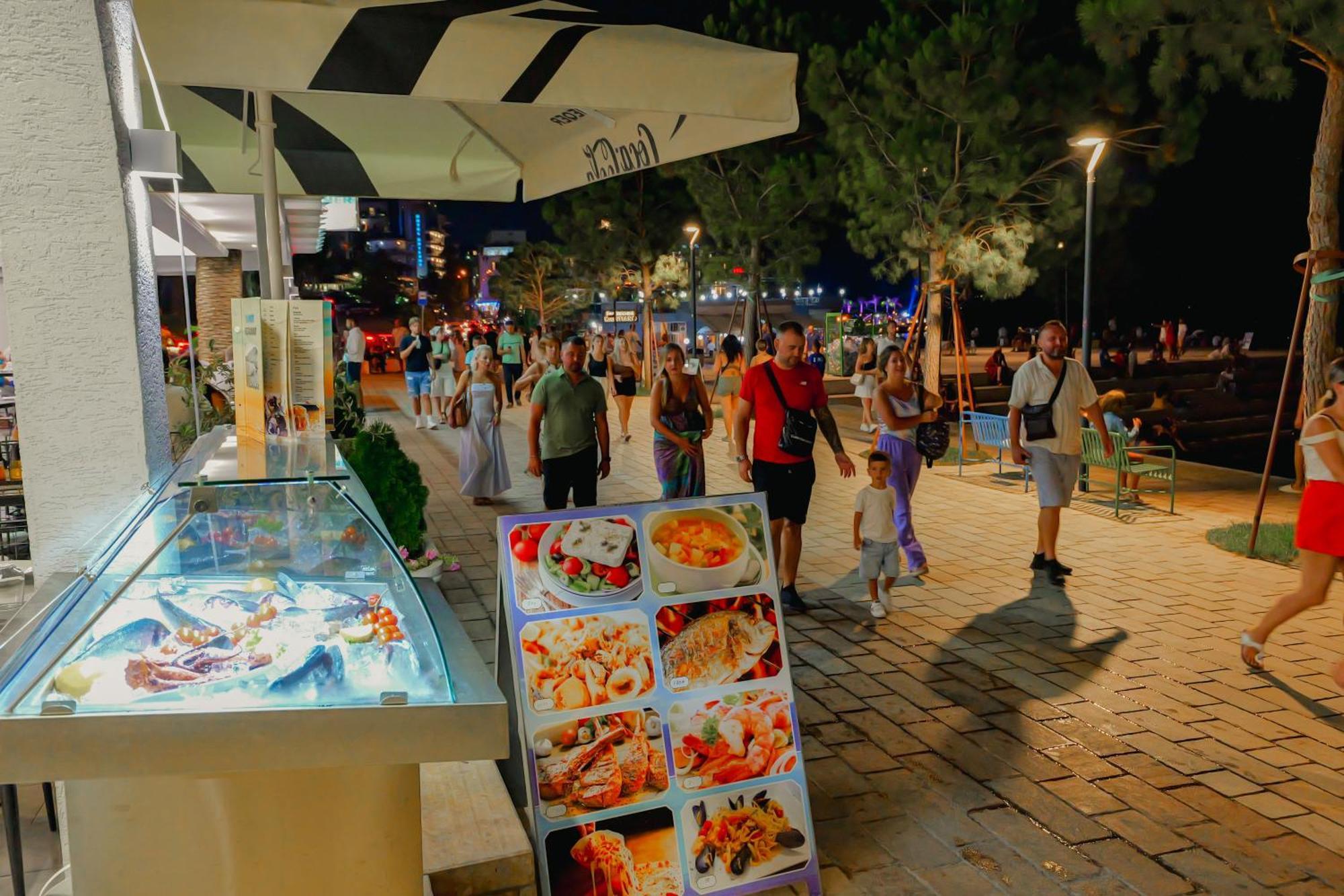 Hotel Summer Sarandë エクステリア 写真